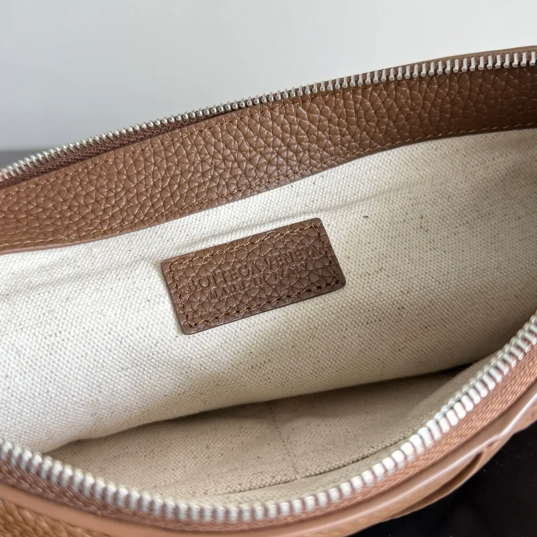 Batch 1660 Taurillon calf leather strap has natural texture, soft and thick texture, and is durable. It is a soft and luxurious leather material. It also makes the bag structure softer and fits the body comfortably when worn. Some people think it looks like pebbled calfskin, but pebbled calfskin is harder. Diago series bags use 3cm wide leather strips, so you can fully appreciate its textured appearance and soft feel. The subtle differences in texture design are proof of the uniqueness and authenticity of this luxurious material. I have to say that the feel is really great. Style number: 795632 Size: 33*23*2cm